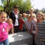 Grafik – Truhe übergeben &#8211; Grundschule an der Weinau