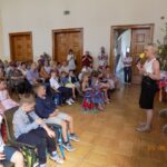 Foto &ndash; Begr&uuml;&szlig;ung der ersten Klasse – Grundschule an der Weinau
