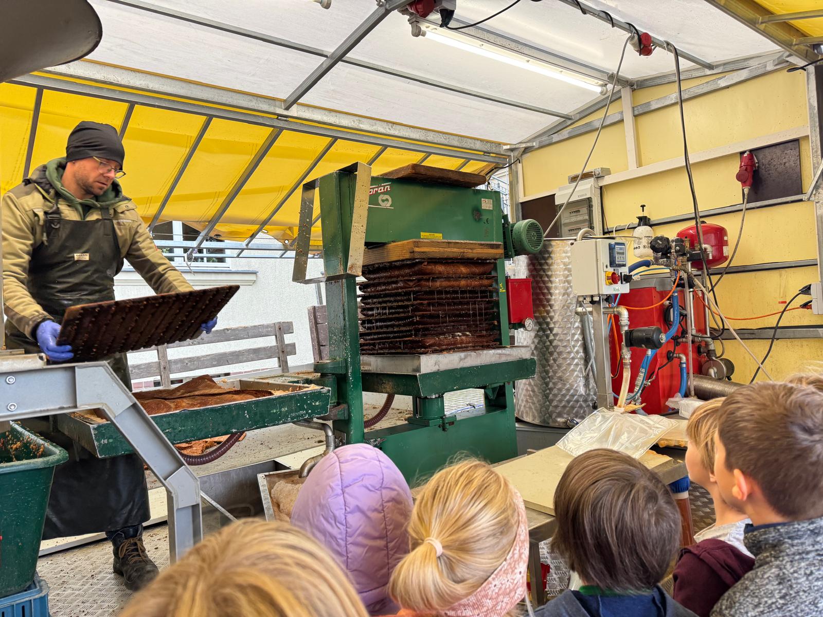 Design-Element – Apfelsaftpresse auf dem Schulhof – Grundschule an der Weinau