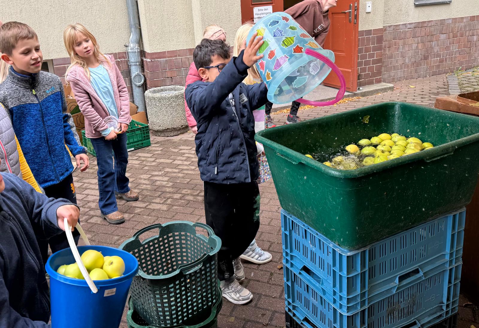 Abbildung – Apfelsaftpresse auf dem Schulhof – Grundschule an der Weinau